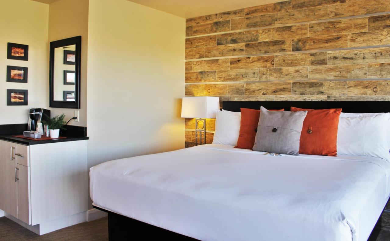 Deluxe King Room at Inn on the Cliff