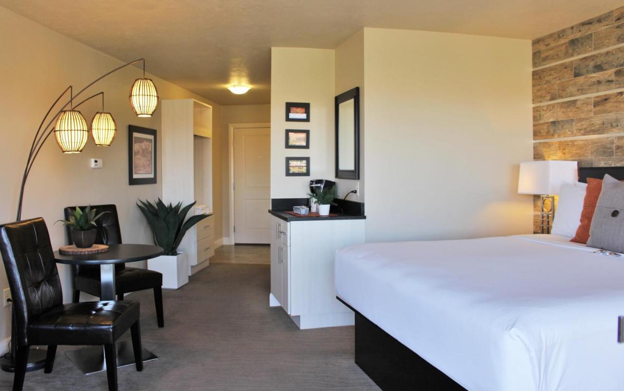 Deluxe King Room at Inn on the Cliff