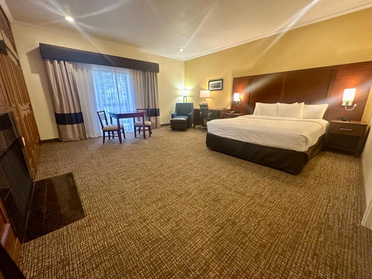 King Suite - Non-Smoking at Comfort Inn Monterey Peninsula Airport