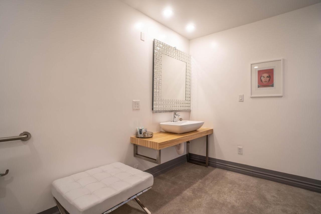 King Room with Roll-In Shower - Disability Access at Aqua Soleil Hotel & Mineral Water Spa