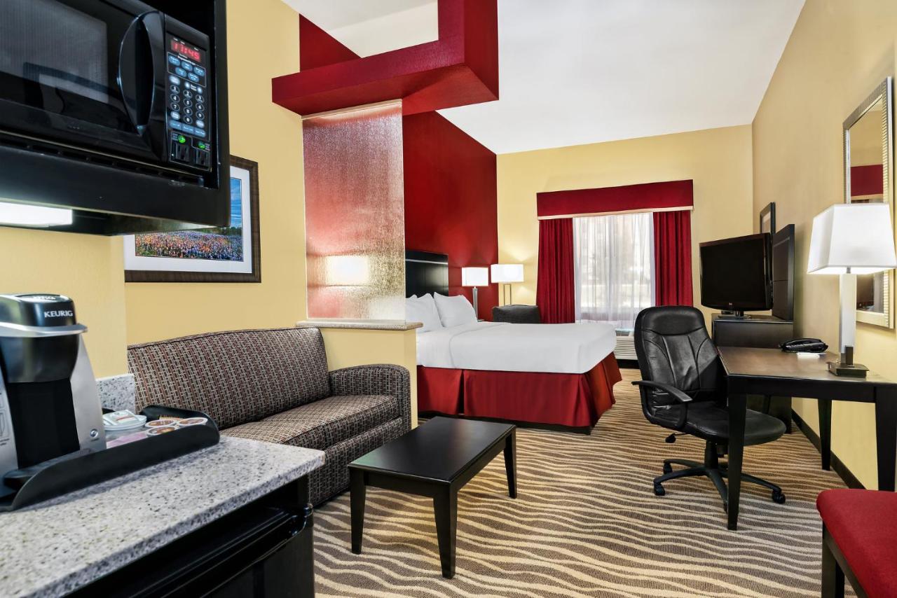 King Suite at Holiday Inn Express & Suites Cotulla by IHG