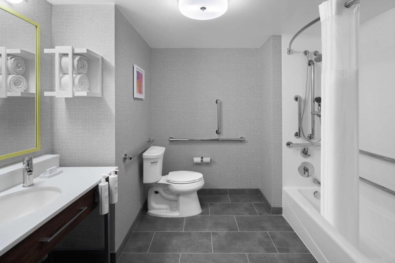| Hampton Inn & Suites Grand Rapids-Airport 28th St