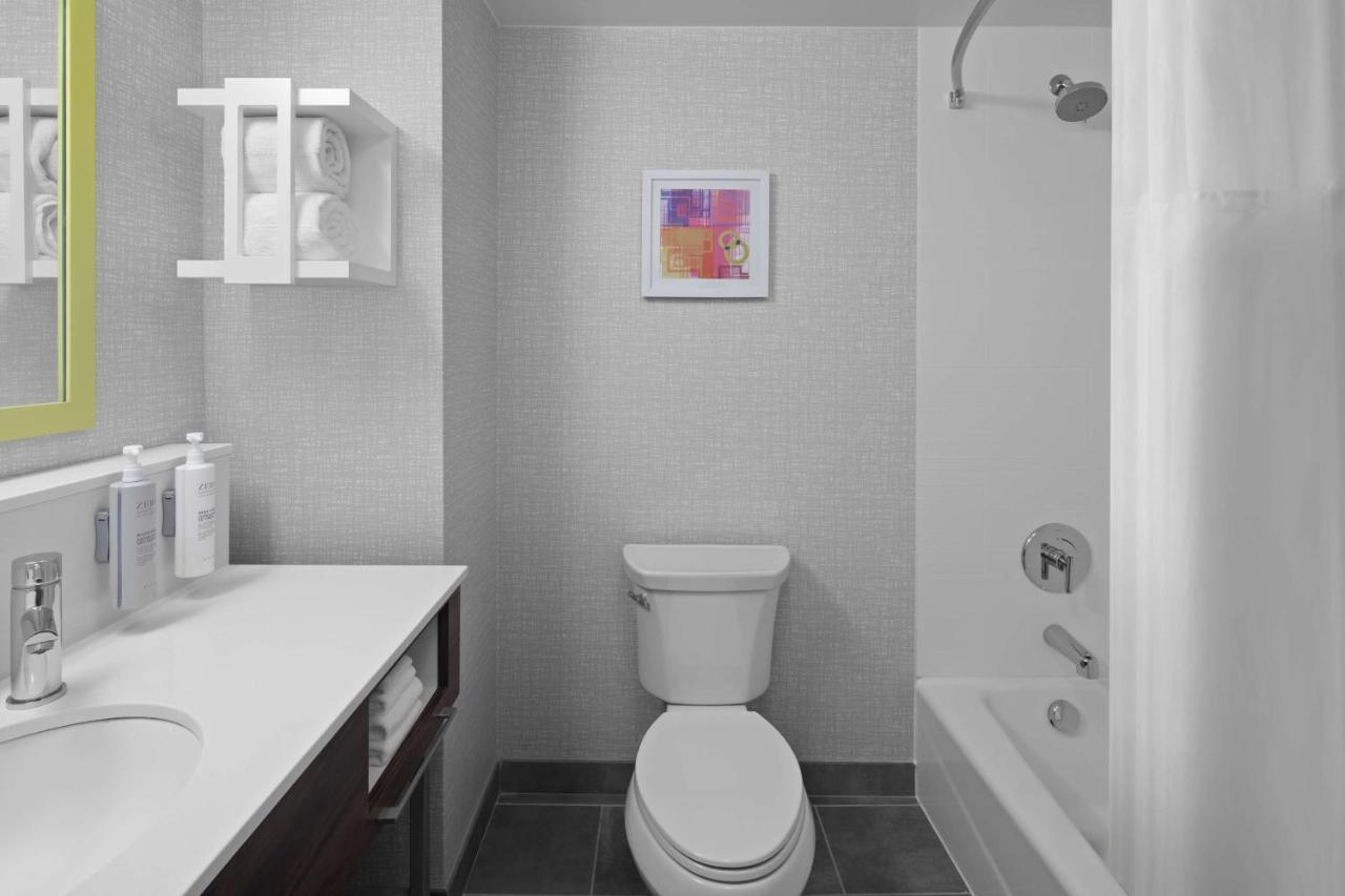 | Hampton Inn & Suites Grand Rapids-Airport 28th St