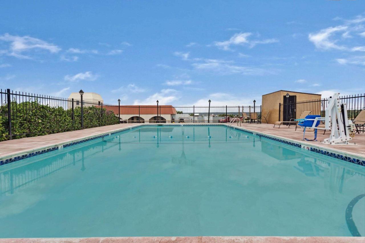 | Days Inn & Suites by Wyndham Santa Rosa