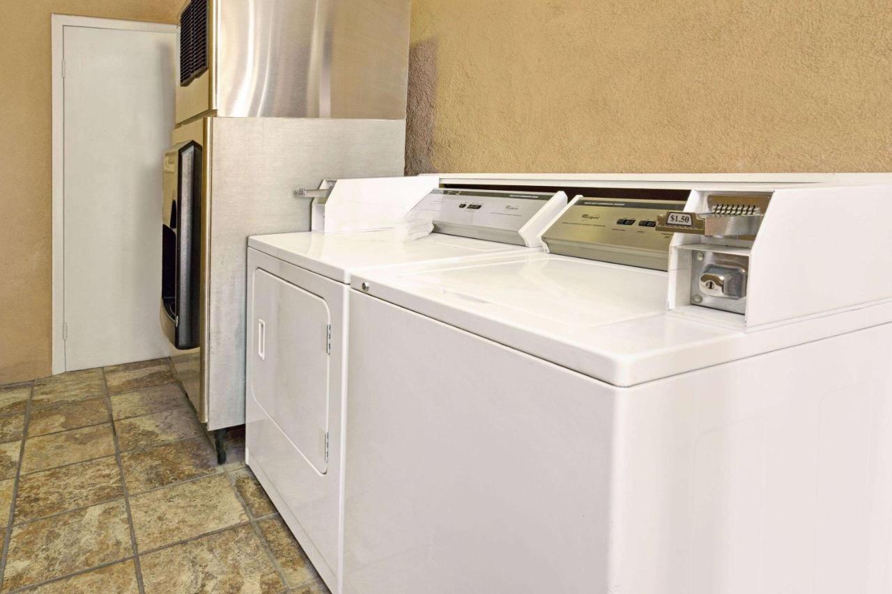 | Days Inn & Suites by Wyndham Santa Rosa
