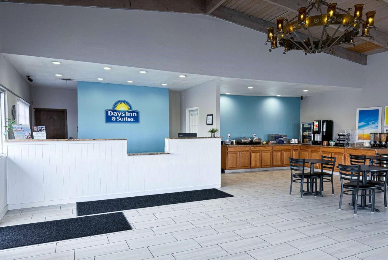 | Days Inn & Suites by Wyndham Santa Rosa