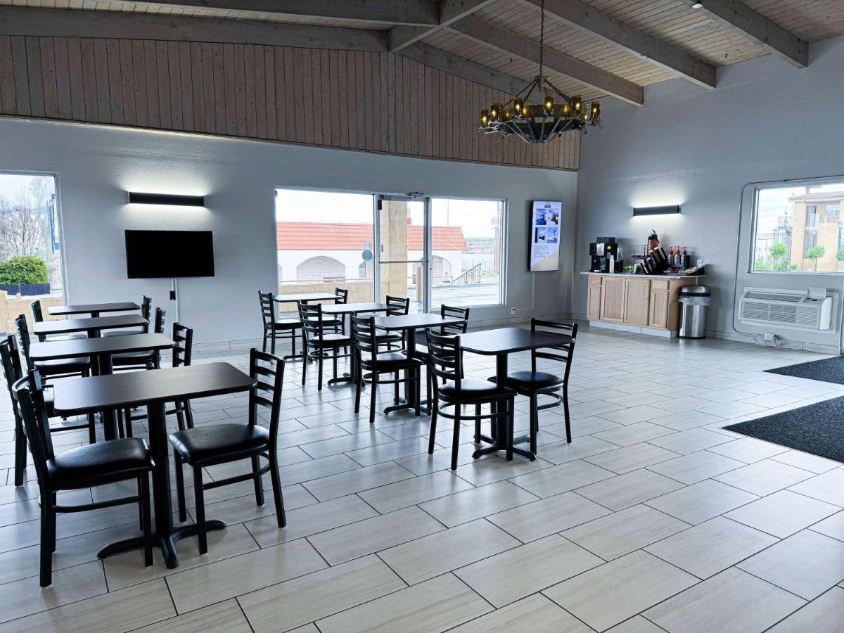 | Days Inn & Suites by Wyndham Santa Rosa
