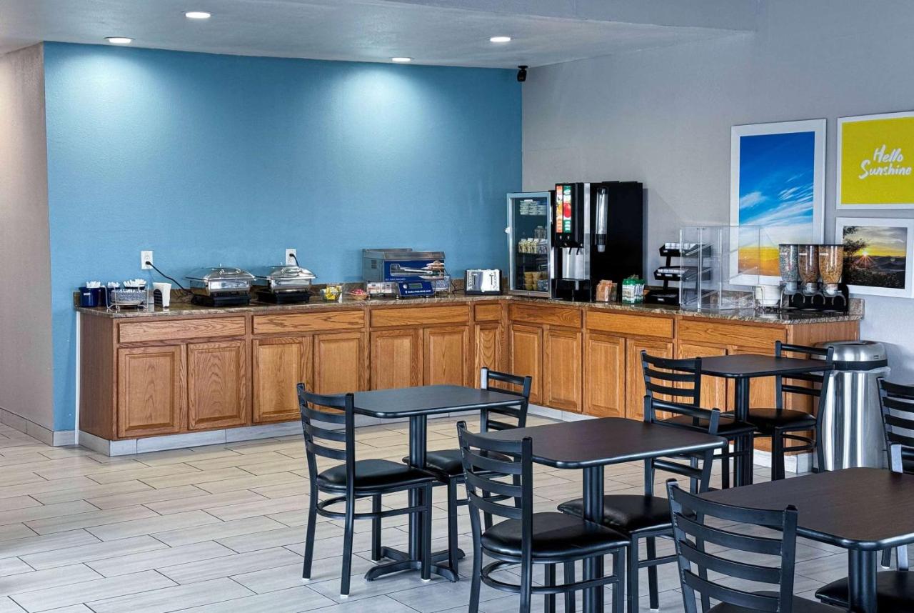 | Days Inn & Suites by Wyndham Santa Rosa