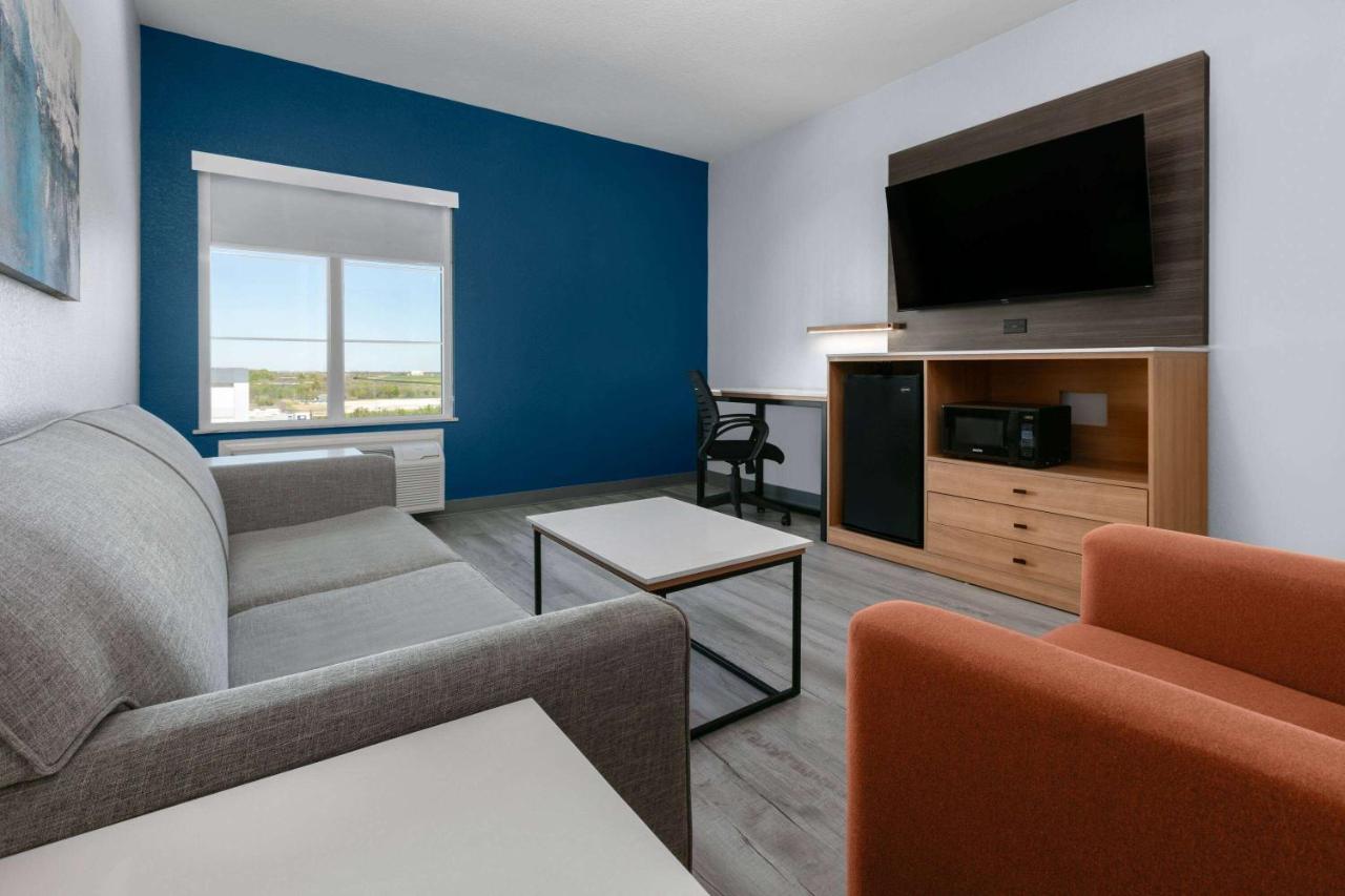 Deluxe King Suite with Roll-In Shower - Mobility Accessible/Non-Smoking at La Quinta Inn & Suites by Wyndham Ft. Worth - Burleson