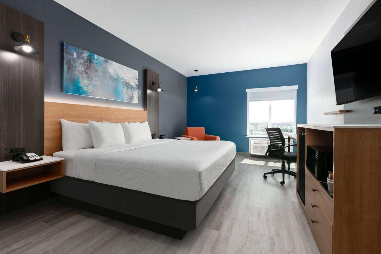 King Room with Bath Tub - Mobility Accessible/Non-Smoking at La Quinta Inn & Suites by Wyndham Ft. Worth - Burleson
