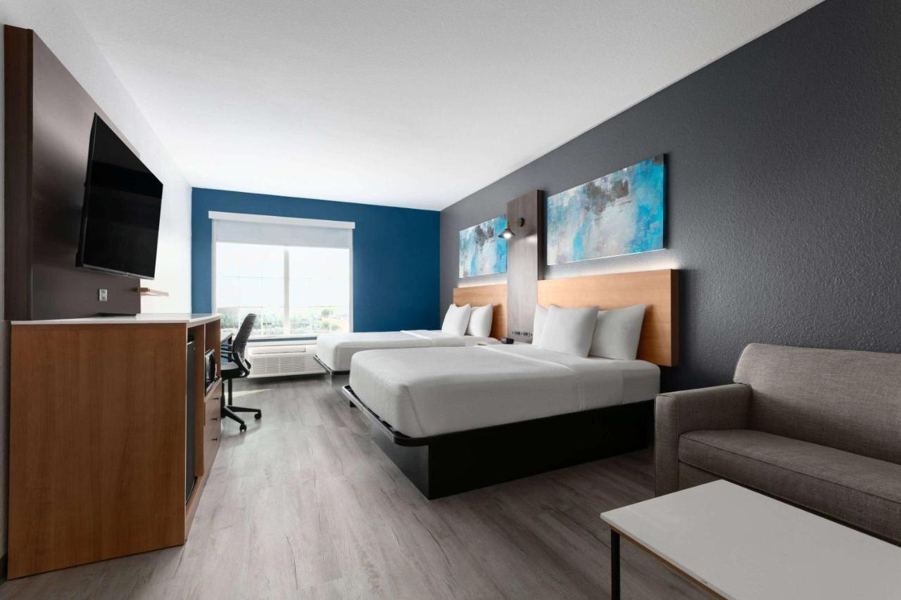 Room #45757627 at La Quinta Inn & Suites by Wyndham Ft. Worth - Burleson
