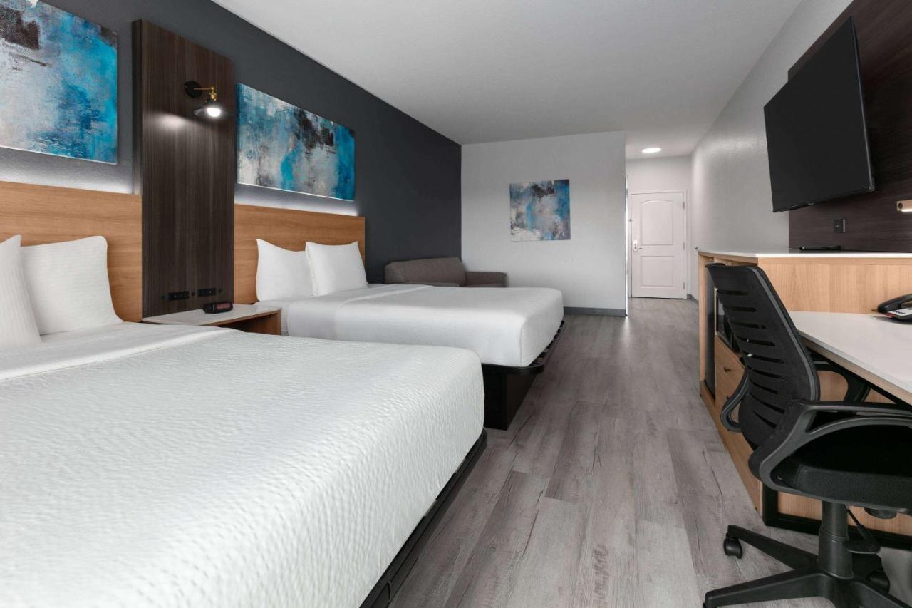 Room #45757627 at La Quinta Inn & Suites by Wyndham Ft. Worth - Burleson