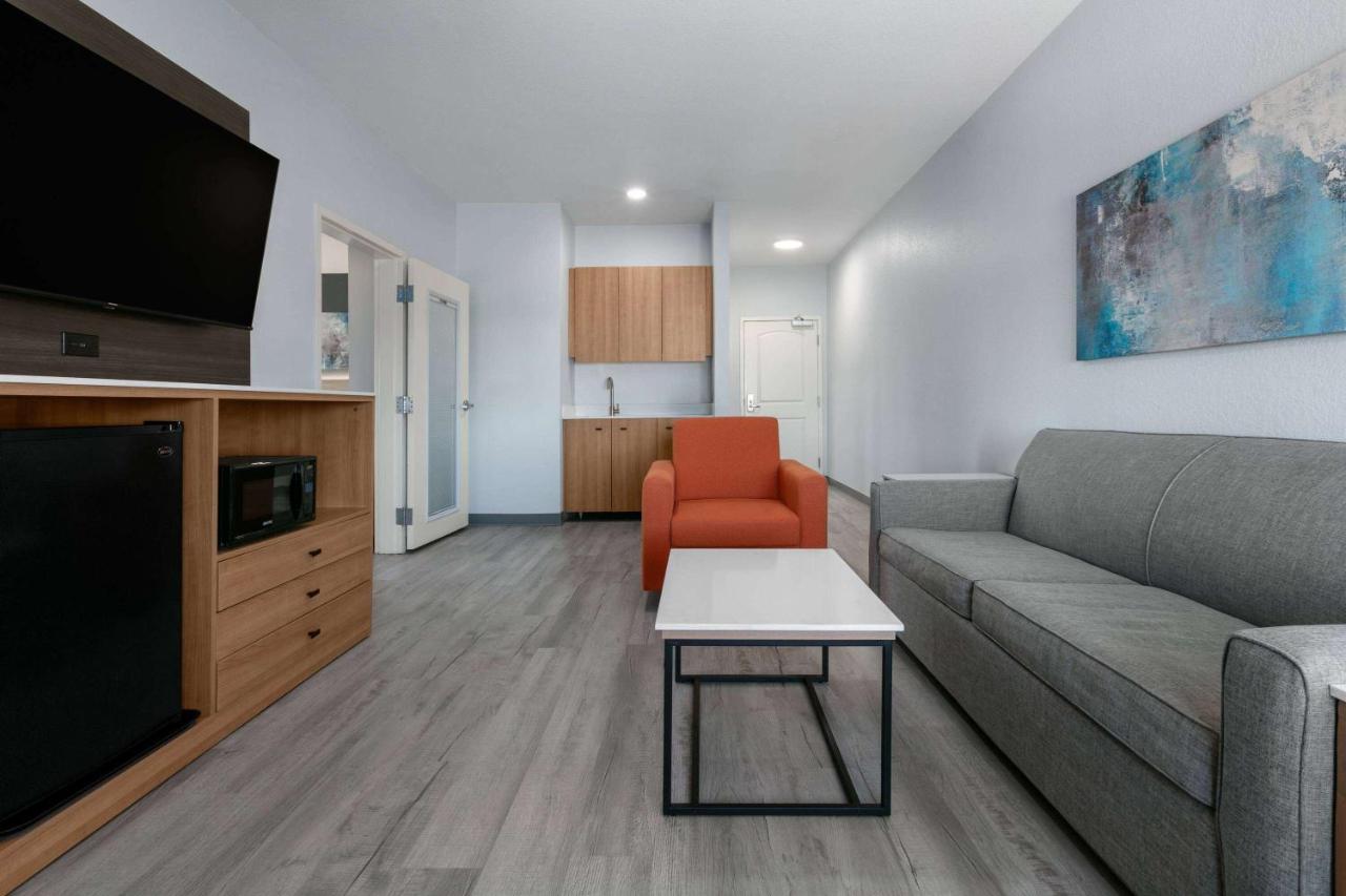 Deluxe King Suite with Roll-In Shower - Mobility Accessible/Non-Smoking at La Quinta Inn & Suites by Wyndham Ft. Worth - Burleson