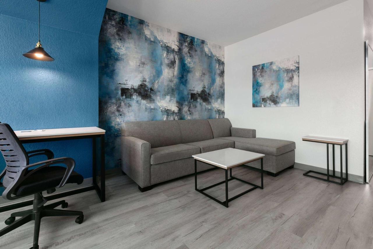 Executive King Room - Mobility Access/Non-Smoking at La Quinta Inn & Suites by Wyndham Ft. Worth - Burleson
