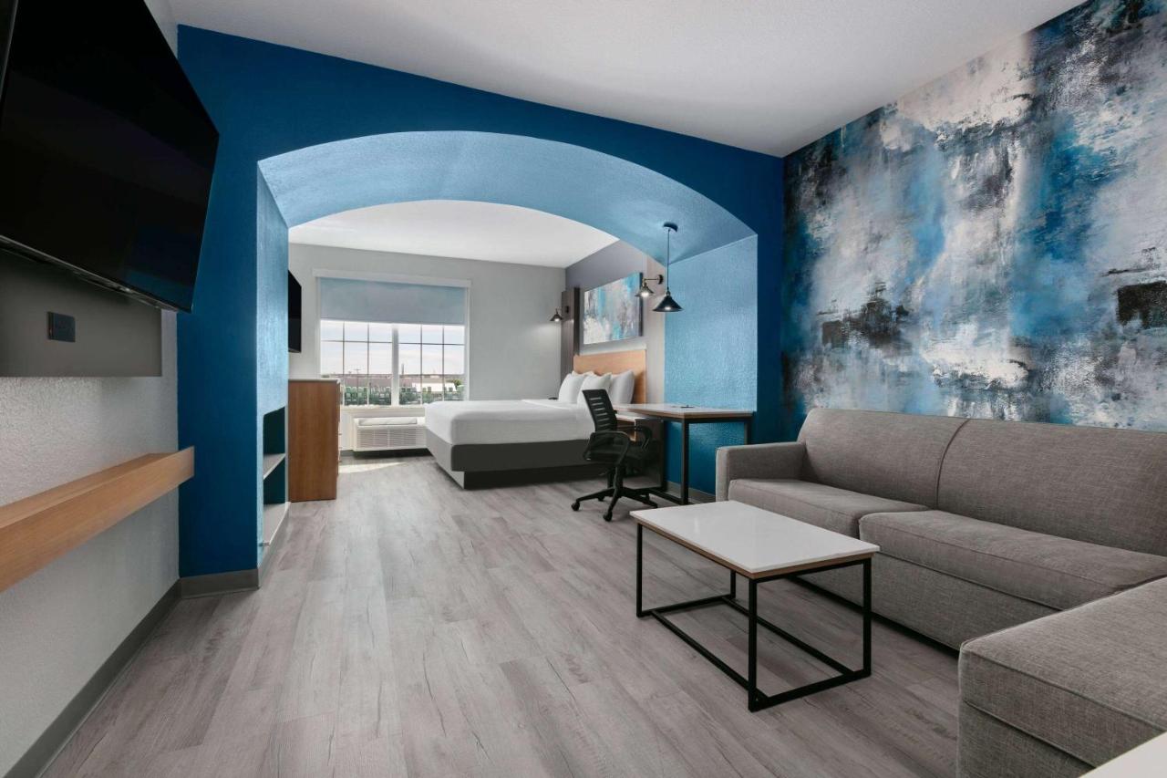 Executive King Room - Mobility Access/Non-Smoking at La Quinta Inn & Suites by Wyndham Ft. Worth - Burleson