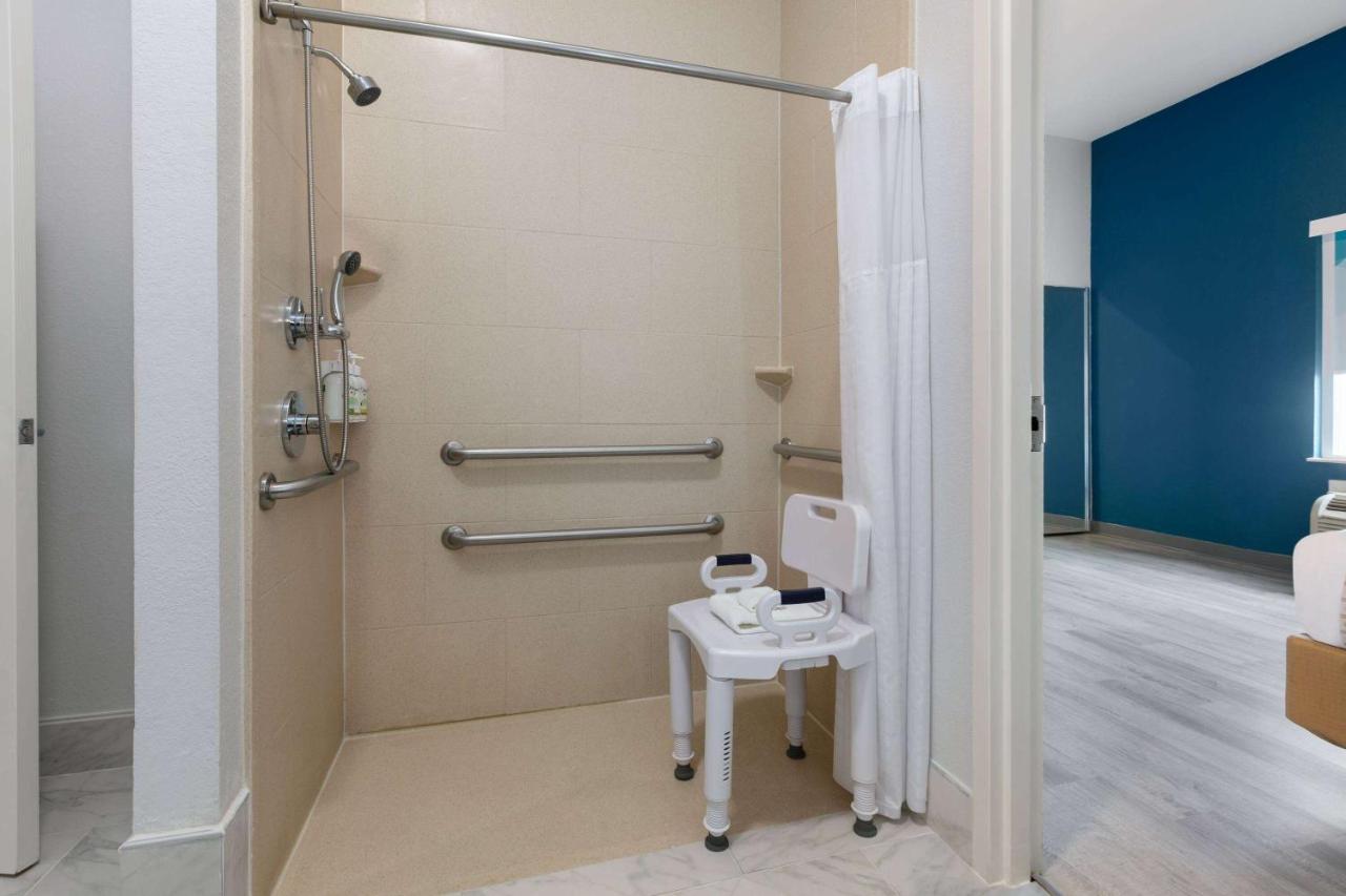 Deluxe King Suite with Roll-In Shower - Mobility Accessible/Non-Smoking at La Quinta Inn & Suites by Wyndham Ft. Worth - Burleson