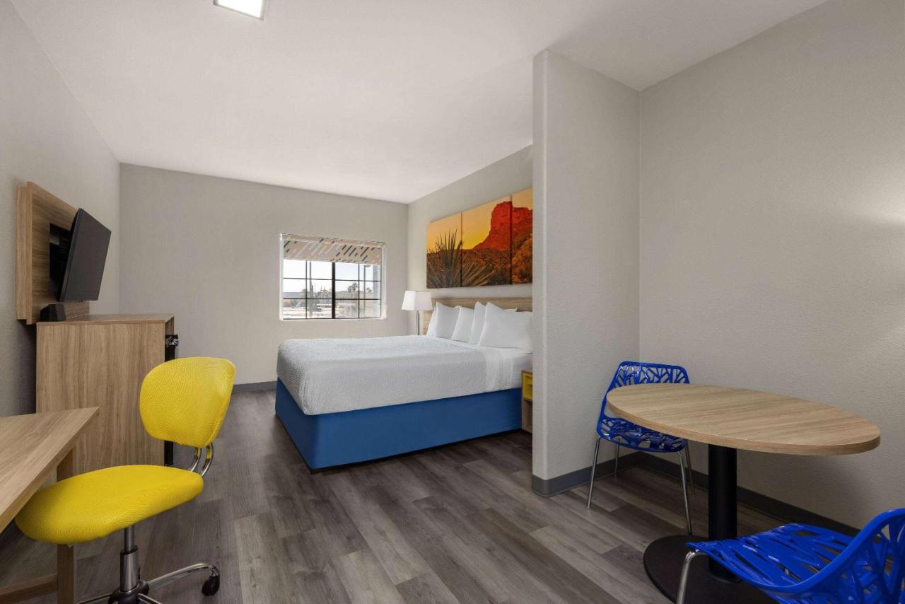 King Room - Non-Smoking at Days Inn & Suites by Wyndham Tucson/Marana
