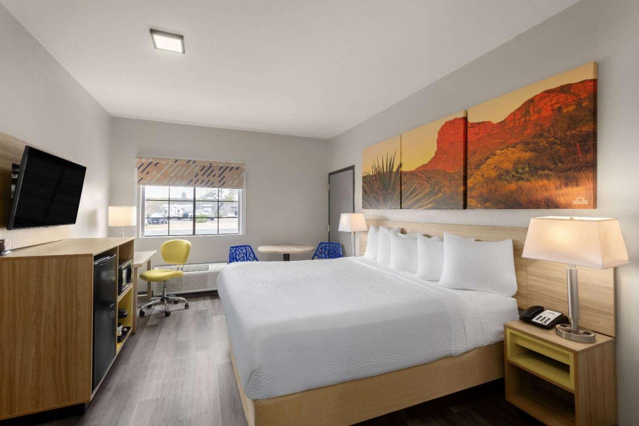King Room - Mobility Access/Non-Smoking at Days Inn & Suites by Wyndham Tucson/Marana