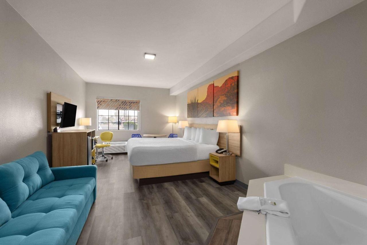 King Studio Suite - Non-Smoking at Days Inn & Suites by Wyndham Tucson/Marana