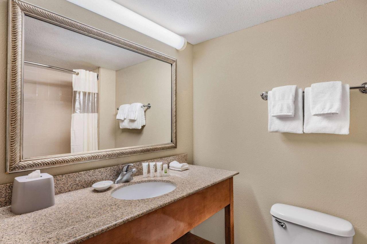 King Room at La Quinta Inn & Suites by Wyndham Minneapolis-Minnetonka