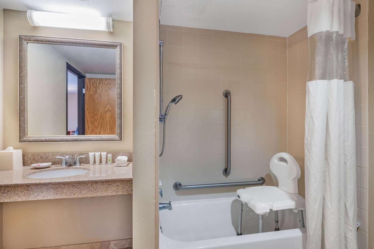 King Room with Mobility/Hearing Impaired Access - Non-Smoking at La Quinta Inn & Suites by Wyndham Minneapolis-Minnetonka