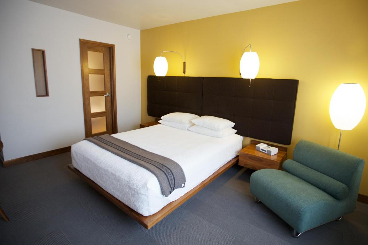 Queen Room at Modern Hotel