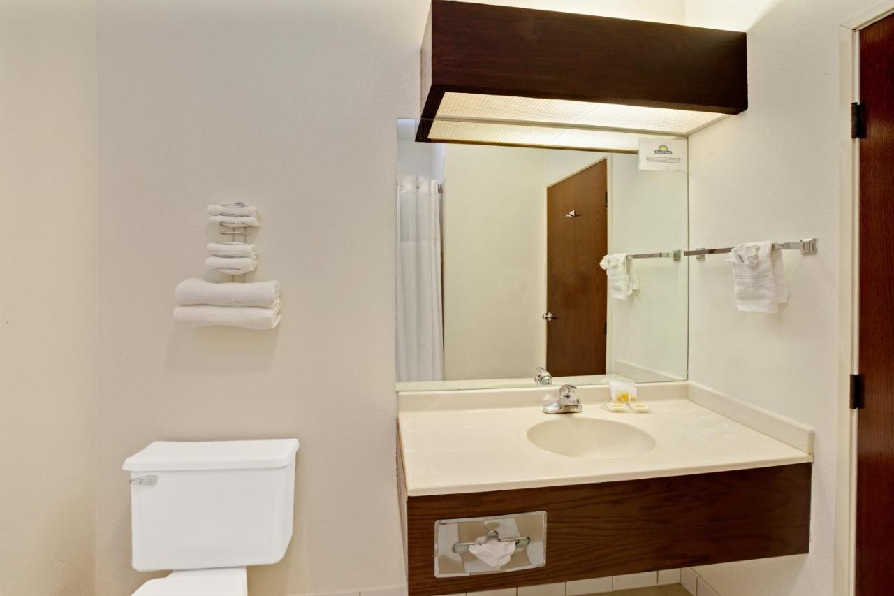 King Studio Suite - Smoking at Days Inn & Suites by Wyndham Harvey / Chicago Southland