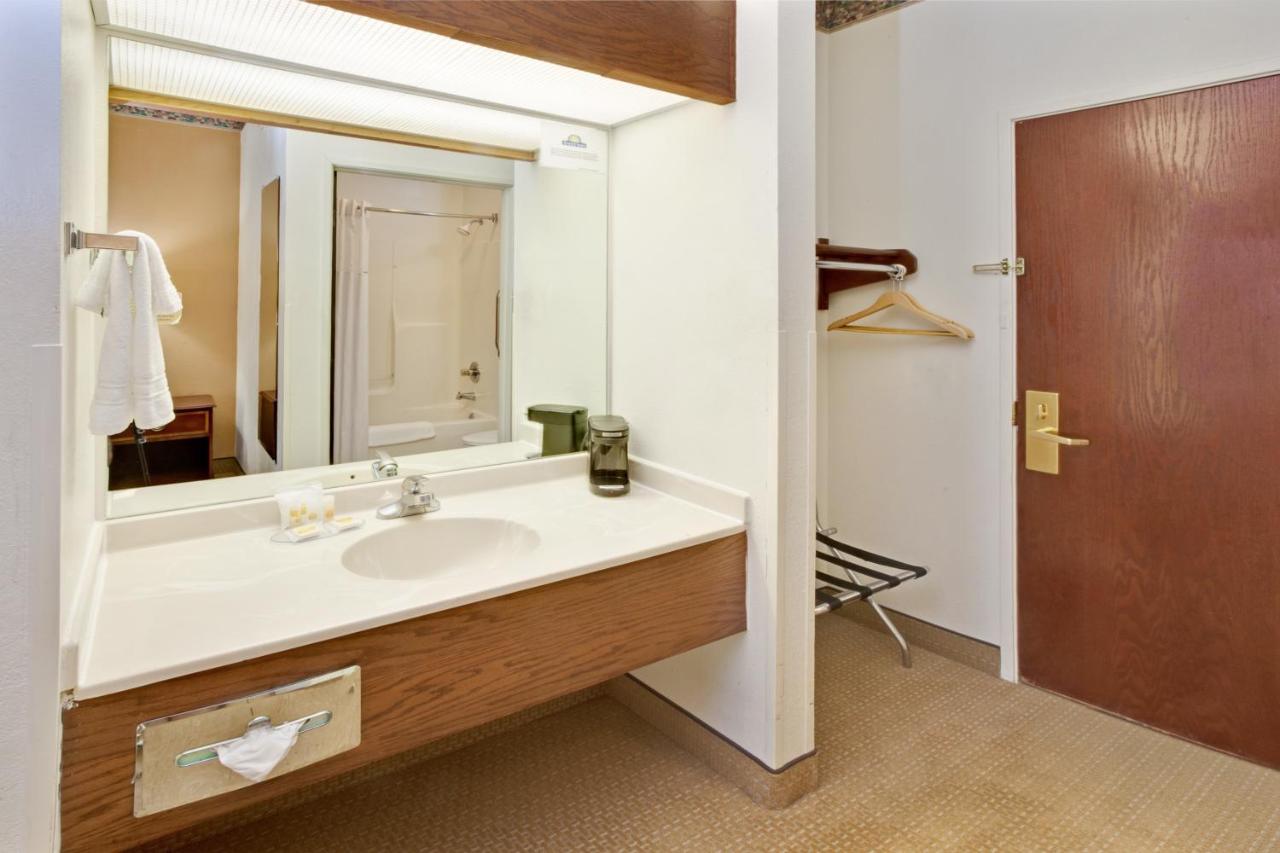 King Studio Suite - Smoking at Days Inn & Suites by Wyndham Harvey / Chicago Southland