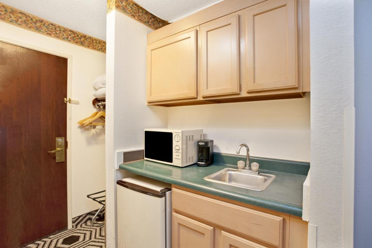 King Studio Suite - Smoking at Days Inn & Suites by Wyndham Harvey / Chicago Southland