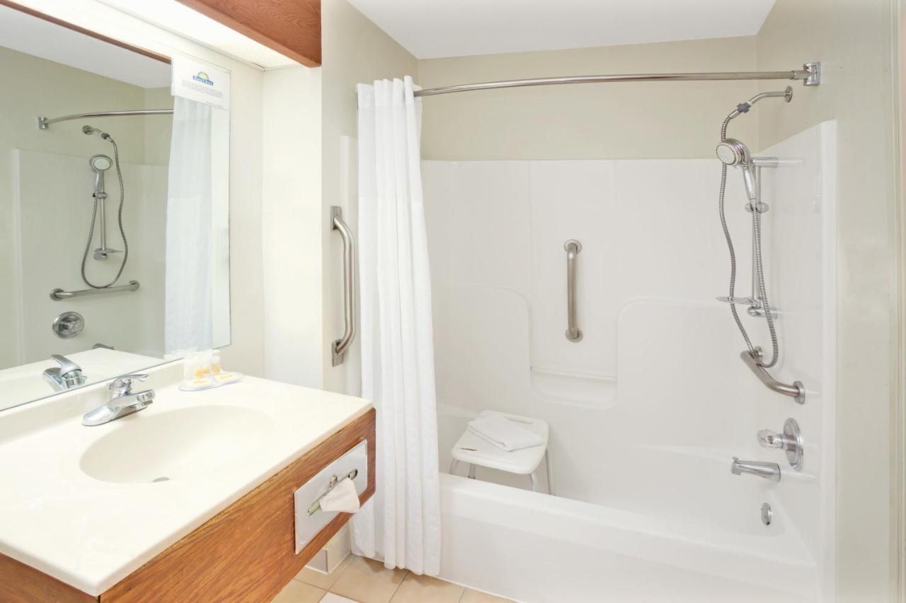 King Room - Disability Access/Non-Smoking at Days Inn & Suites by Wyndham Harvey / Chicago Southland