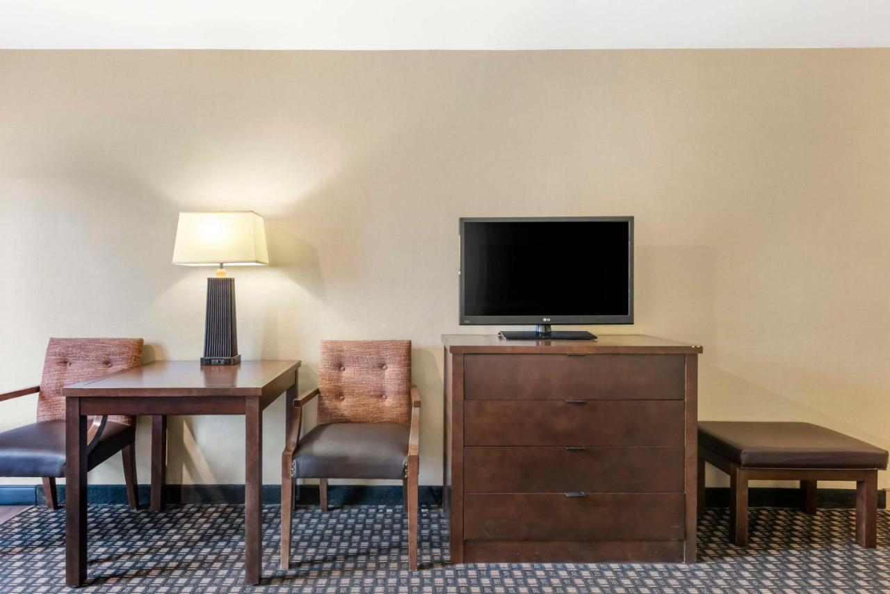 King Suite with Sofa Bed at Best Western Plus Ramkota Hotel