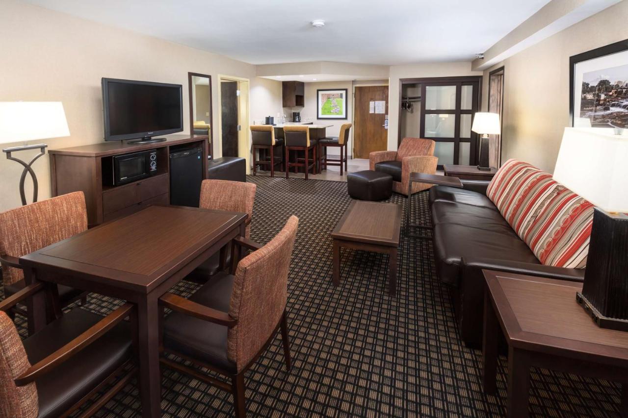 King Room - Disability Access with Roll-In Shower at Best Western Plus Ramkota Hotel