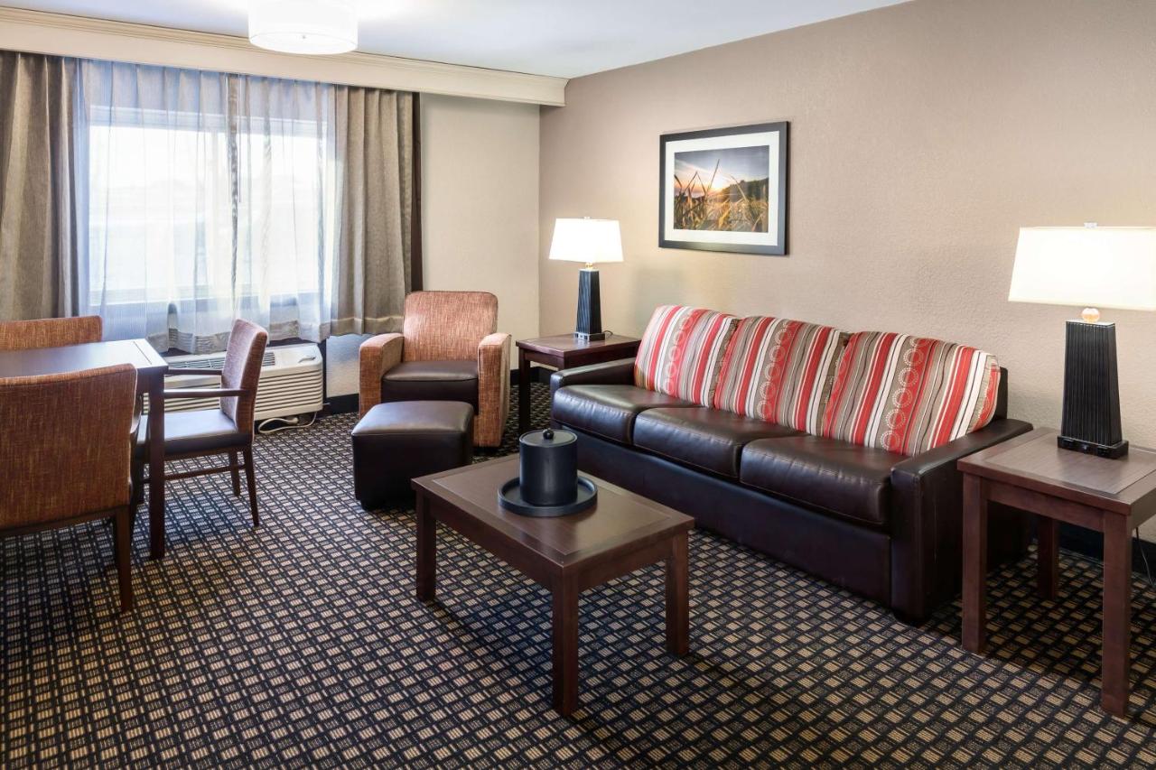 Queen Room with Two Queen Beds - Outdoor Pool Side at Best Western Plus Ramkota Hotel