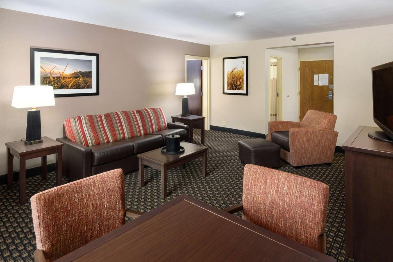 Queen Room with Two Queen Beds - Outdoor Pool Side at Best Western Plus Ramkota Hotel