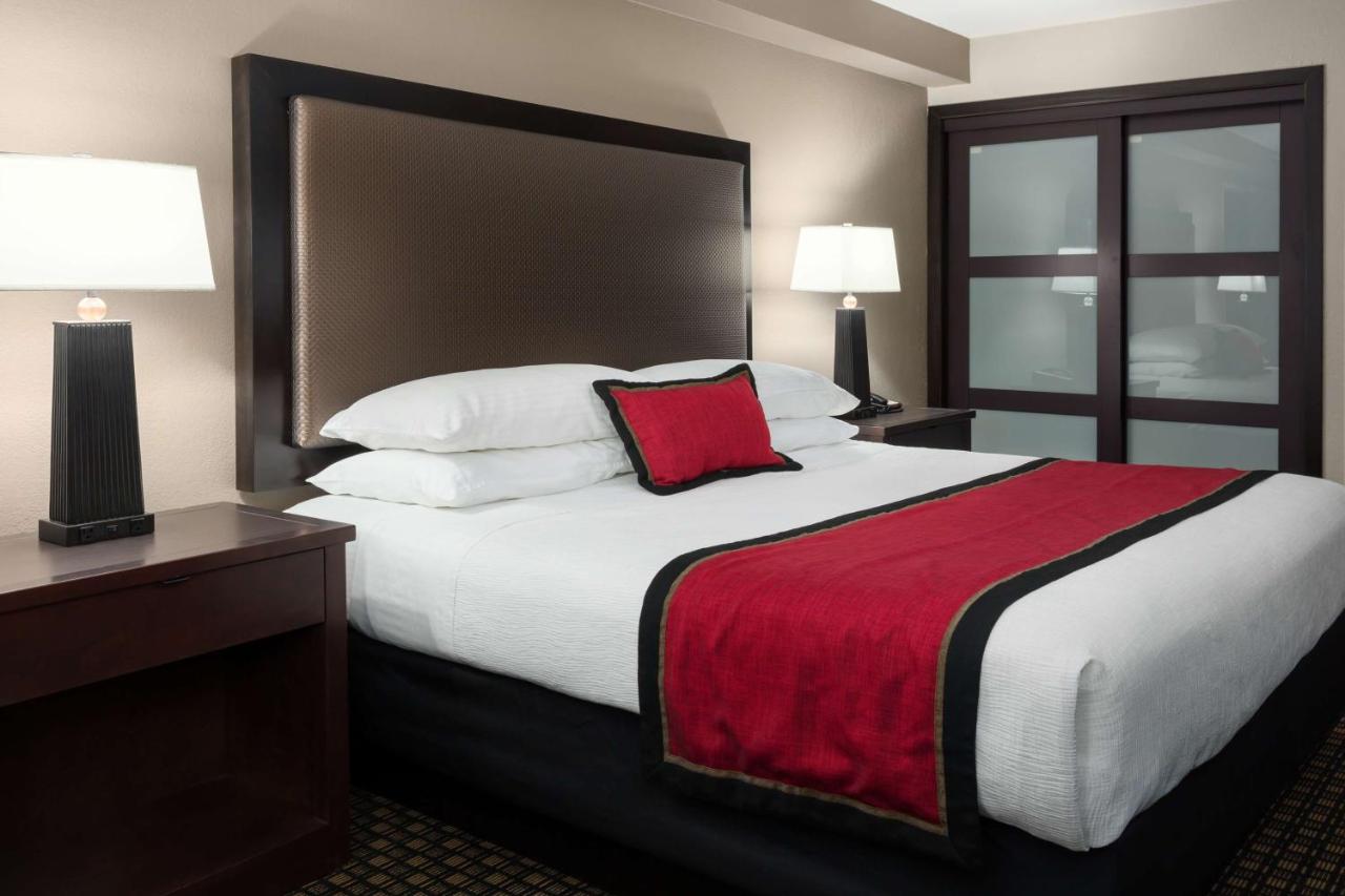 King Suite with Sofa Bed and Fireplace at Best Western Plus Ramkota Hotel