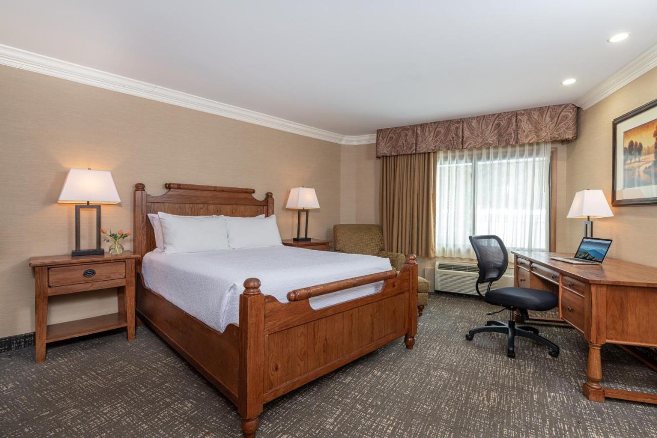 Deluxe Queen Room with Fireplace at Best Western Plus Waterbury - Stowe