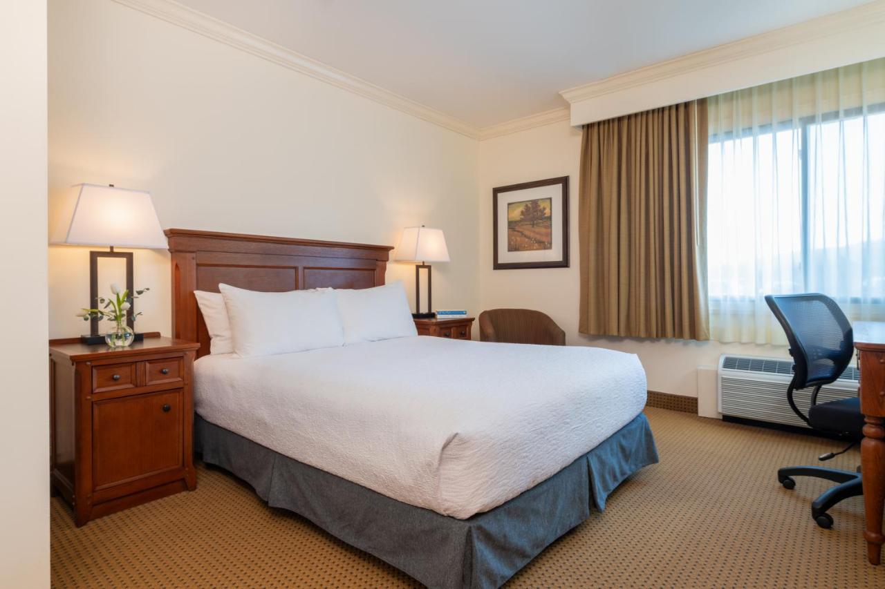 Queen Room with Roll-In Shower - Disability Access at Best Western Plus Waterbury - Stowe