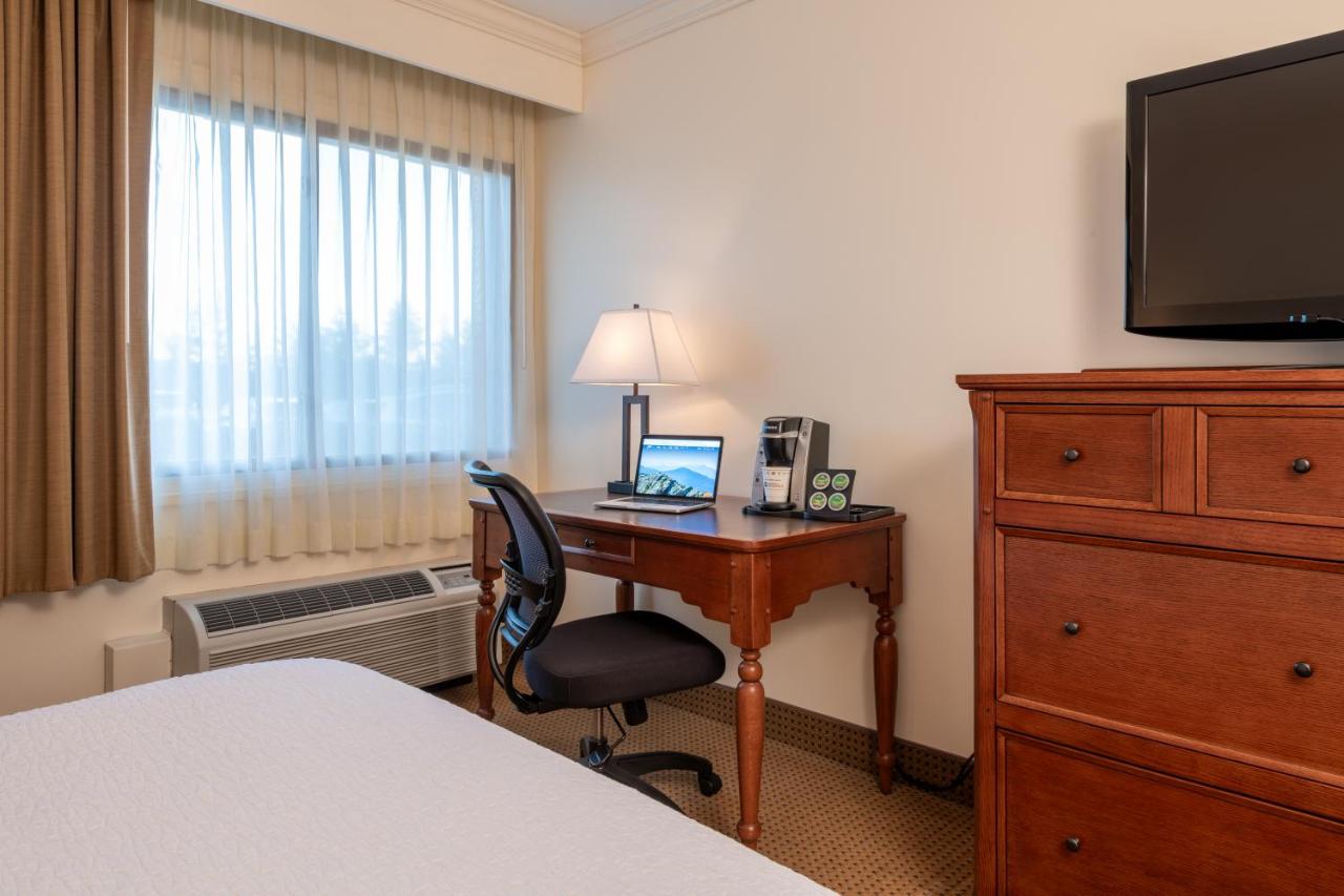 Queen Room with Roll-In Shower - Disability Access at Best Western Plus Waterbury - Stowe