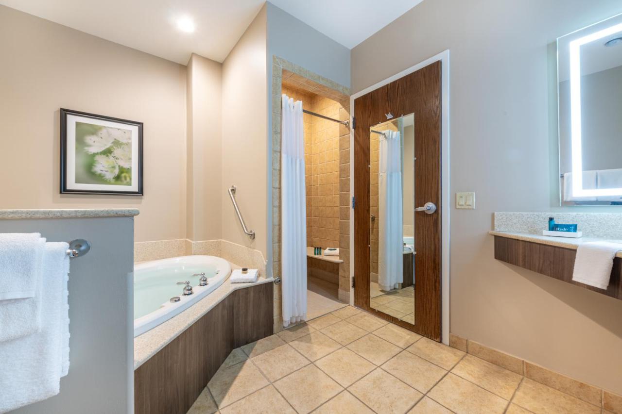 Queen Suite with Walk-In Shower - Disability Access at Best Western Plus Waterbury - Stowe