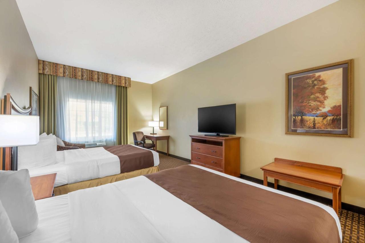 Quadruple Room with Bathtub - Disability Access at Best Western Plus Grand Island Inn & Suites
