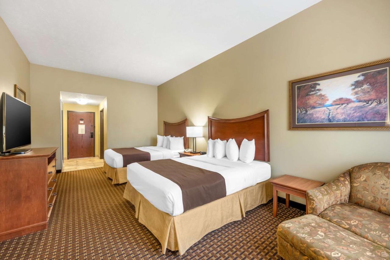 Quadruple Room with Bathtub - Disability Access at Best Western Plus Grand Island Inn & Suites