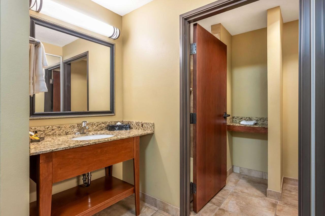 King Room with Roll-in Shower - Disability Access/Non-Smoking at Best Western Plus Grand Island Inn & Suites