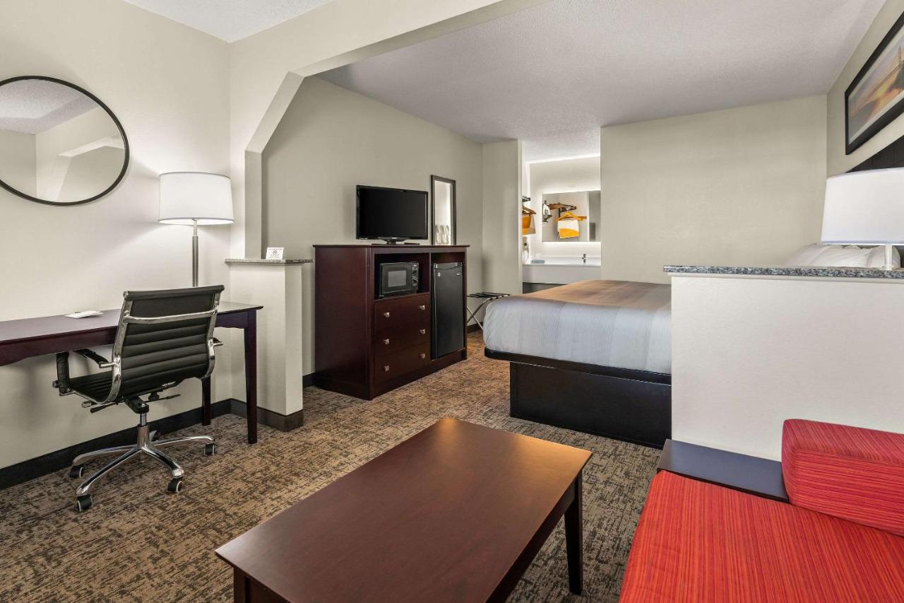 King Room - Non-Smoking at Quality Inn & Suites Dublin