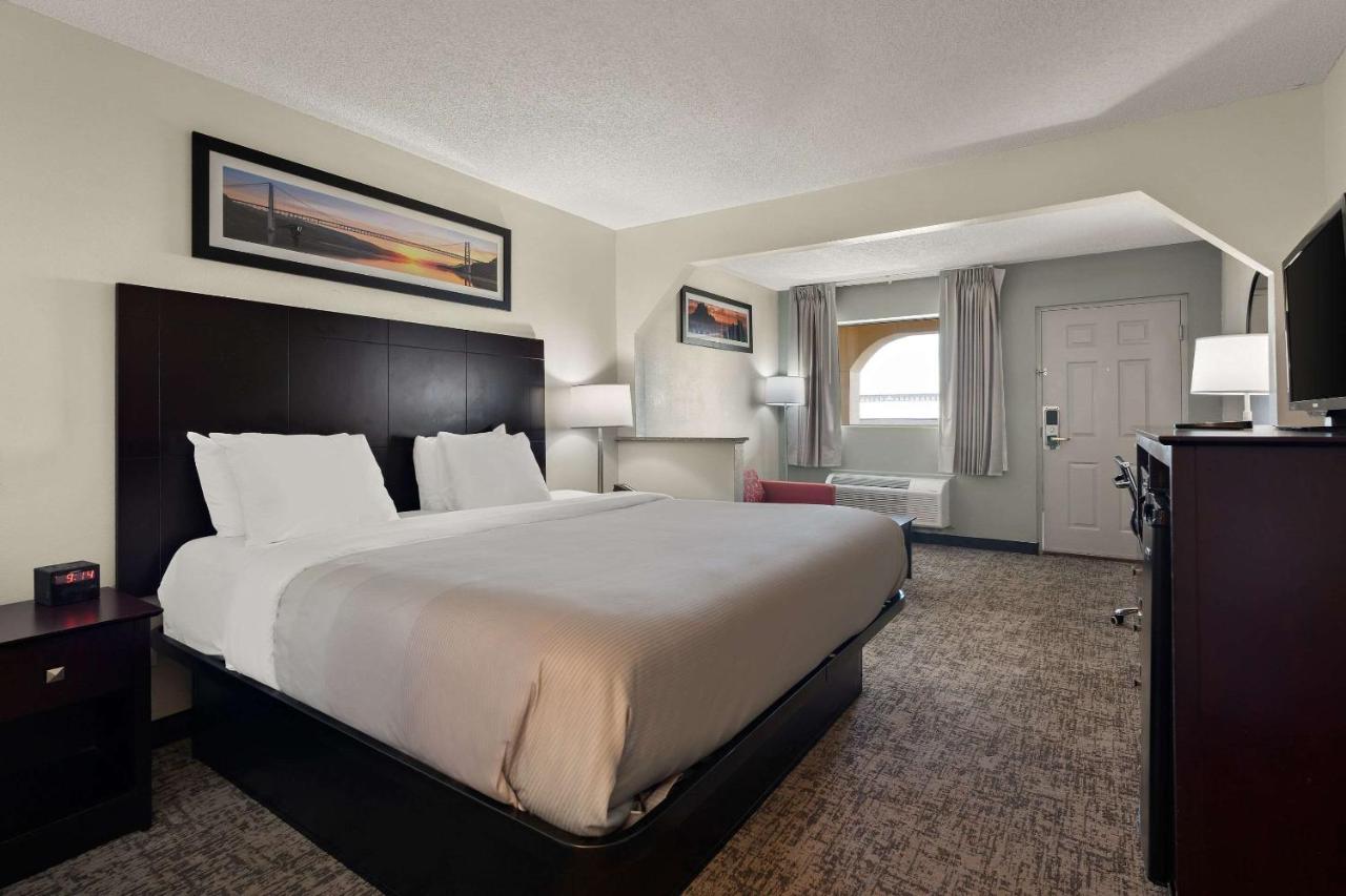 King Room - Non-Smoking at Quality Inn & Suites Dublin