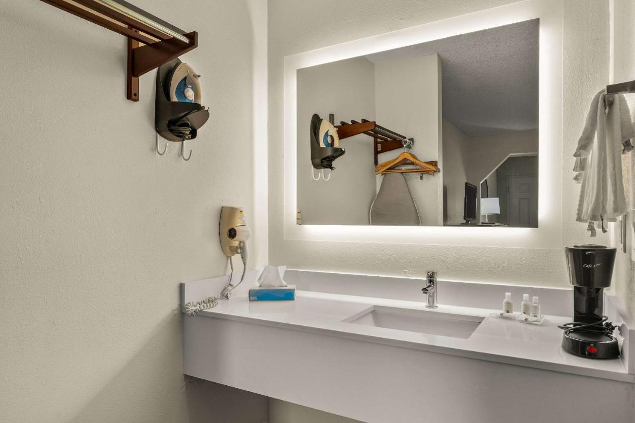 King Room - Non-Smoking at Quality Inn & Suites Dublin