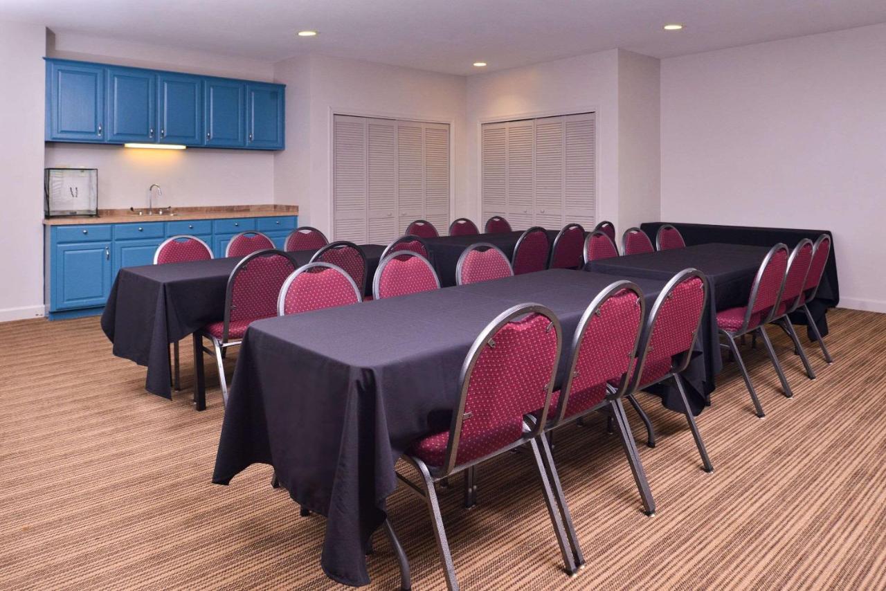 | Country Inn & Suites by Radisson, Omaha Airport, IA