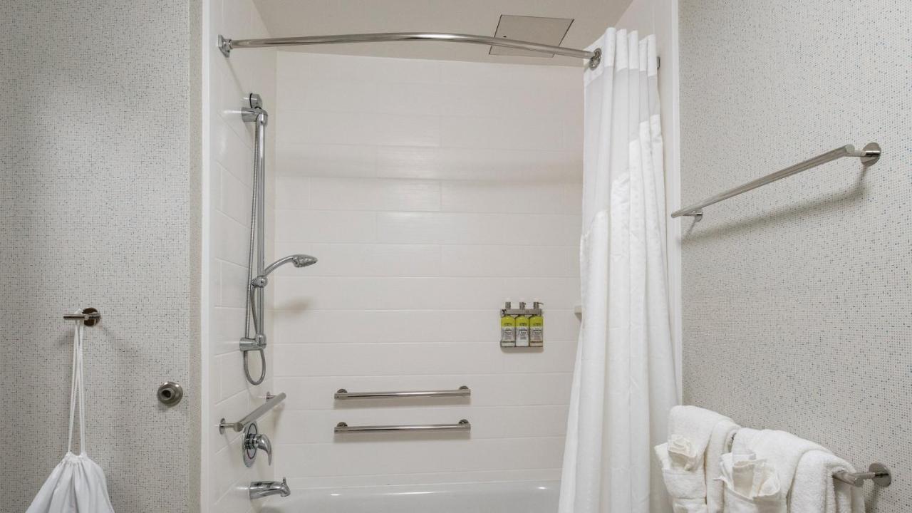 | Holiday Inn Express & Suites Racine, an IHG Hotel