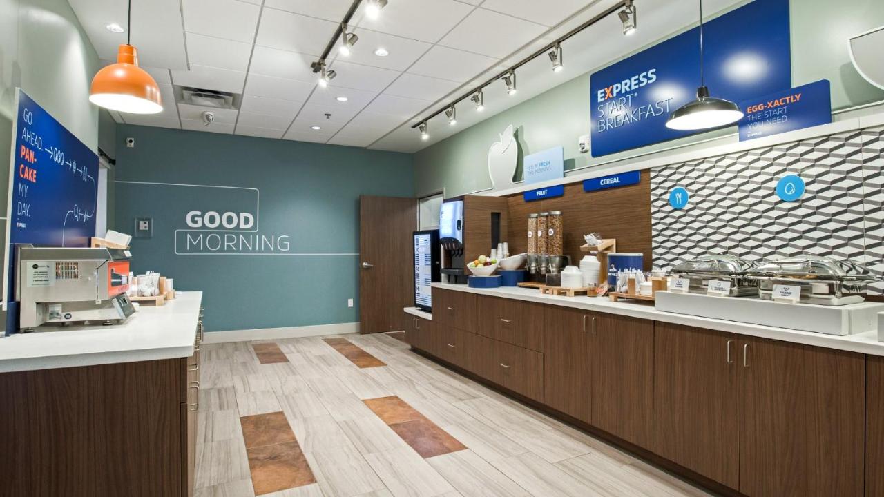 | Holiday Inn Express & Suites Racine, an IHG Hotel