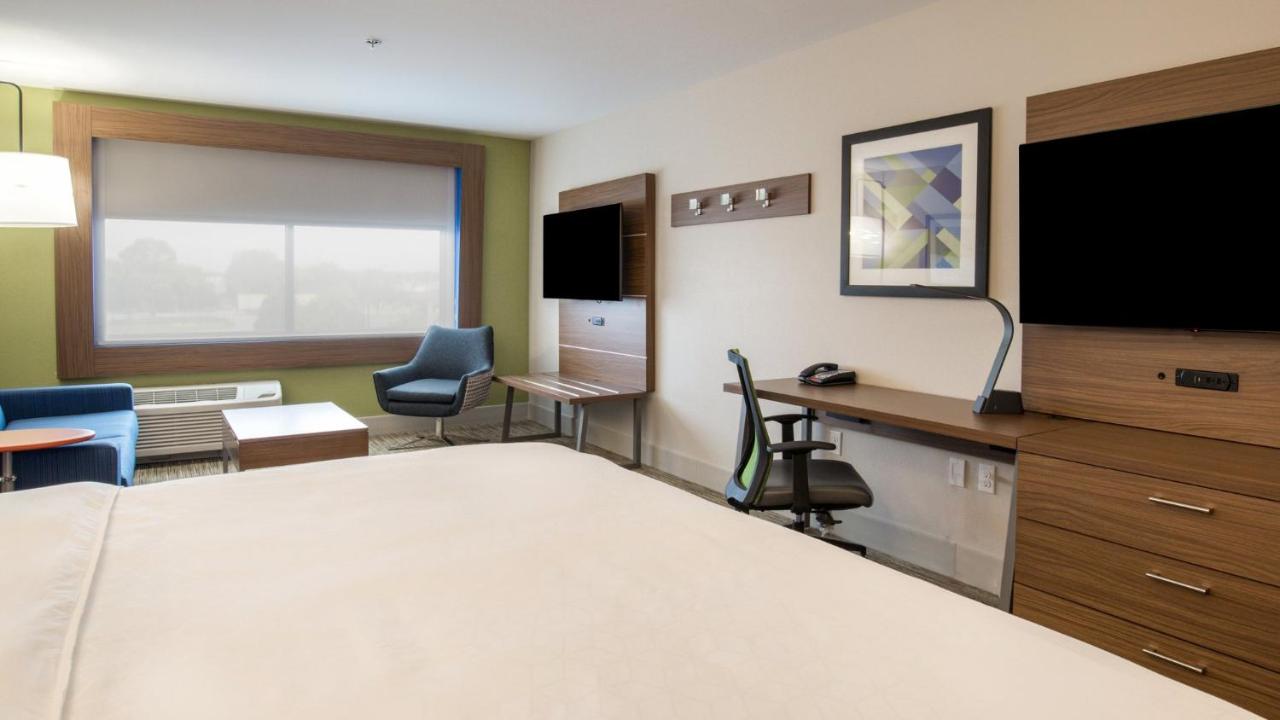 | Holiday Inn Express & Suites Racine, an IHG Hotel