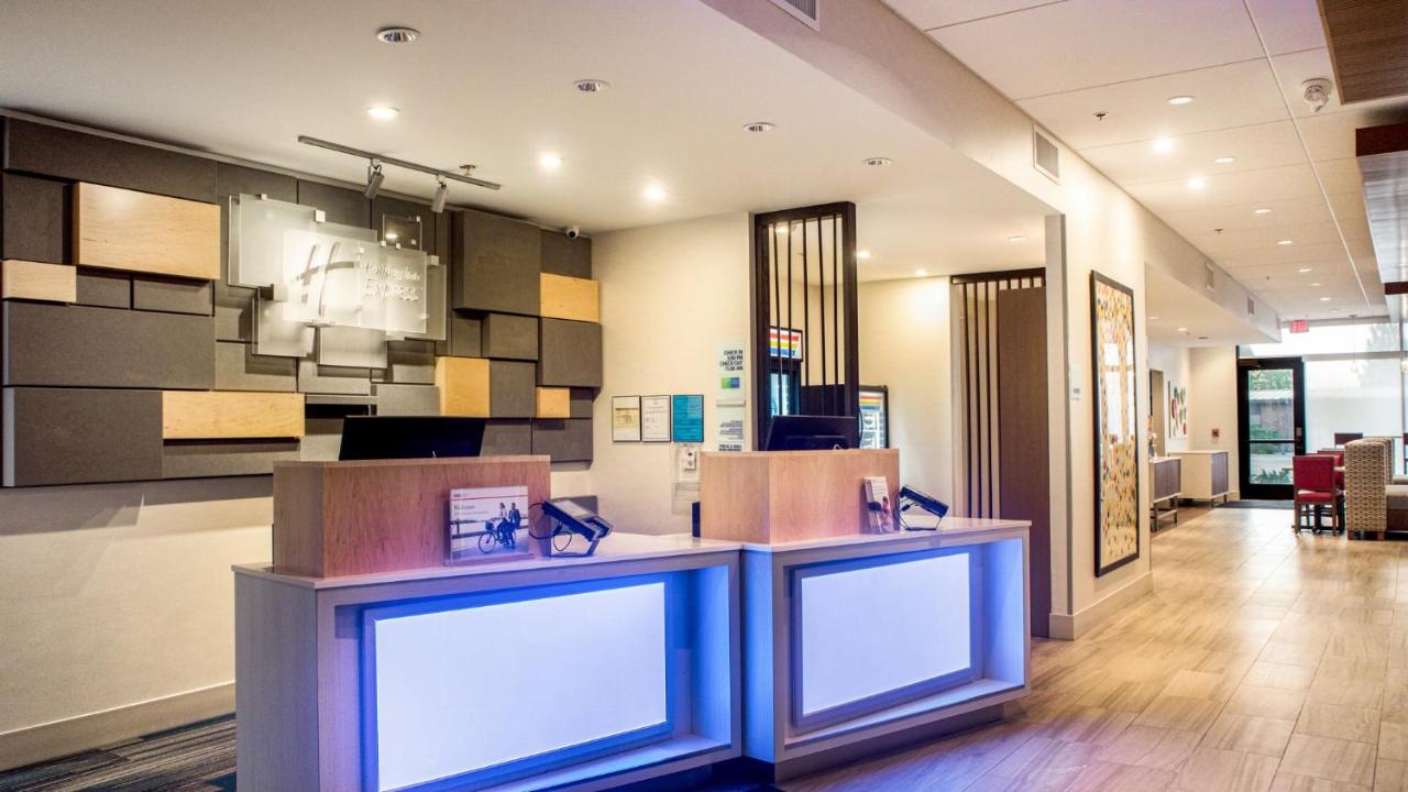 | Holiday Inn Express & Suites Racine, an IHG Hotel